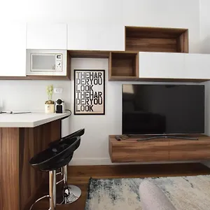 Luxury By Hi5 - Broadway Apartman
